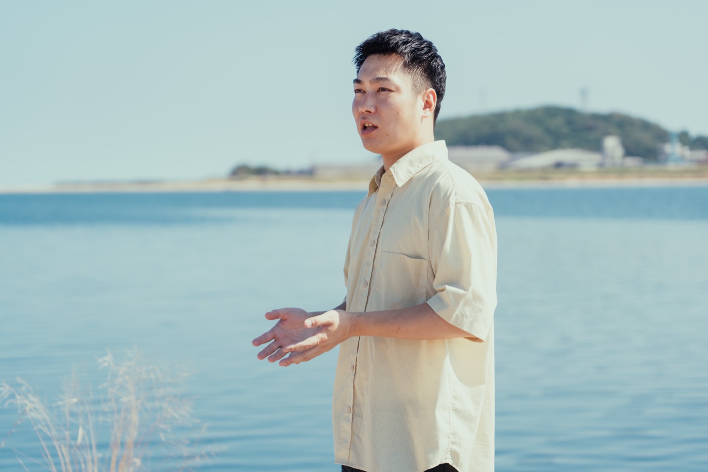 合同会社Furutori代表 森本雄也さんが江の川を背景に語る様子